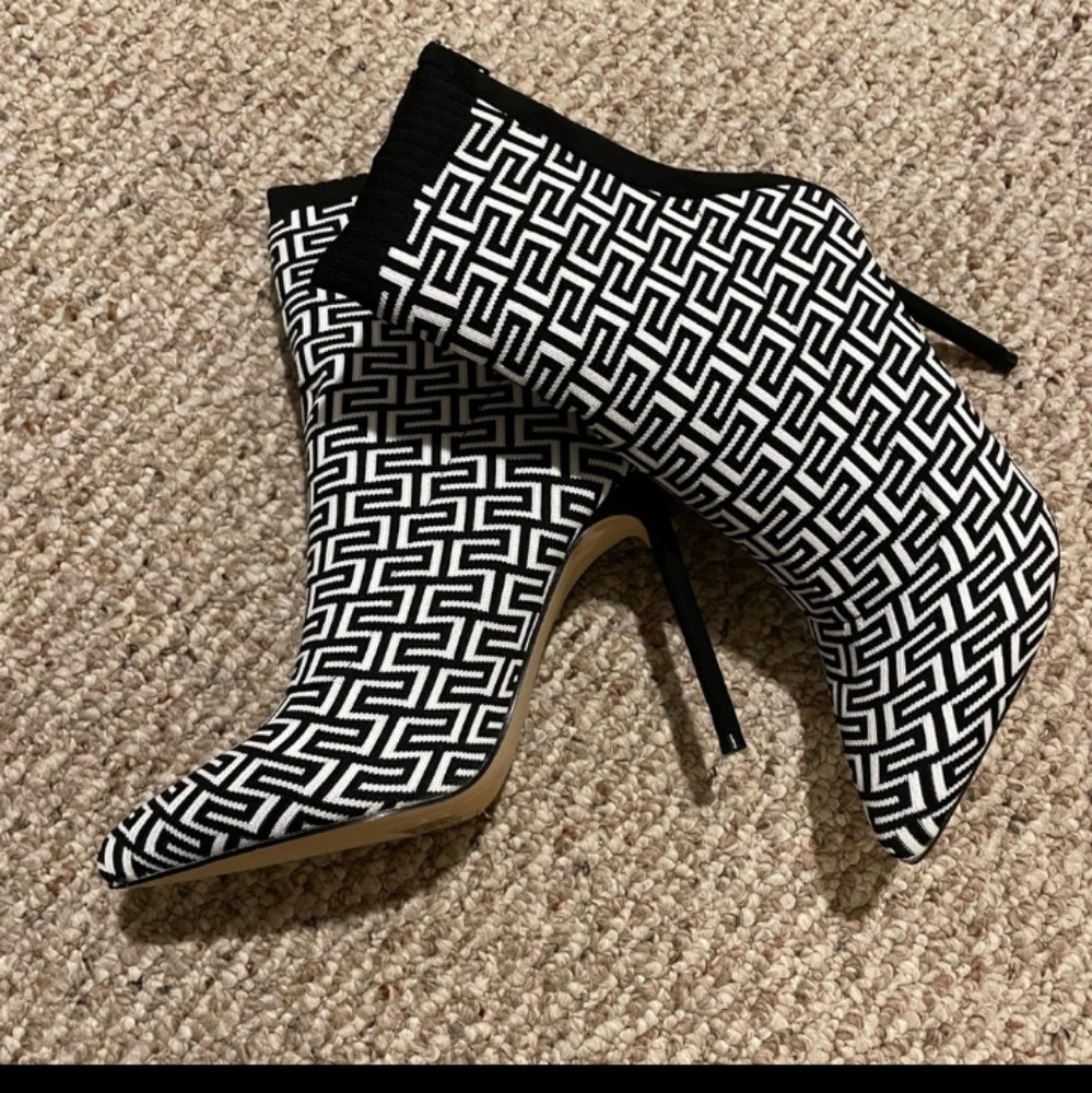 LIKE NEW Knit Sock Booties Size 8 Black White - Picture 9 of 9
